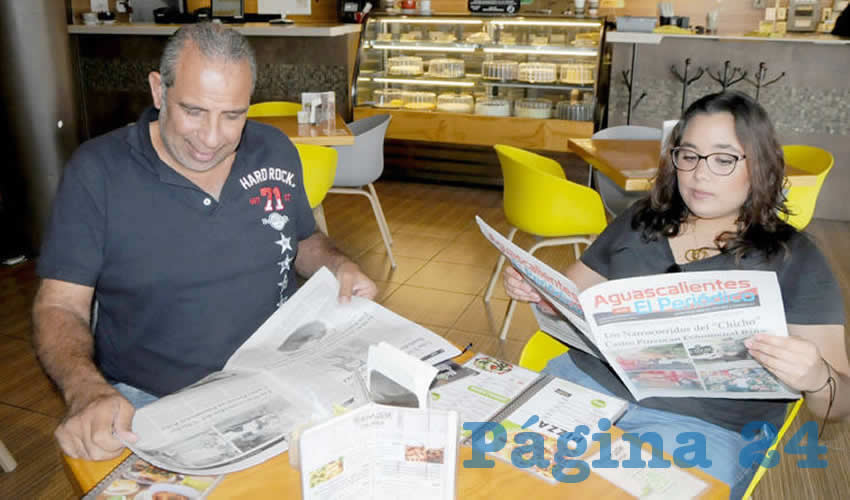 Grupo de personas desayunando.