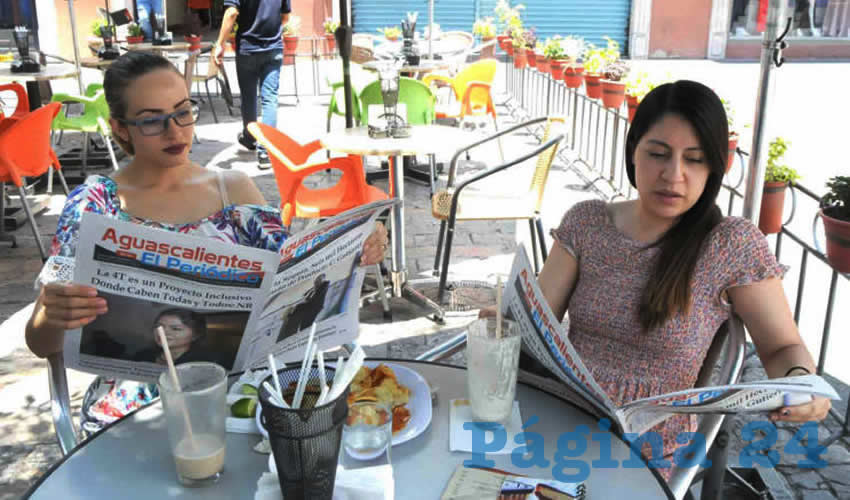 Grupo de personas desayunando.