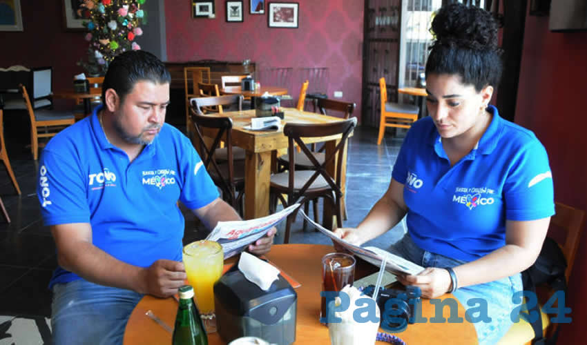 Grupo de personas desayunando.