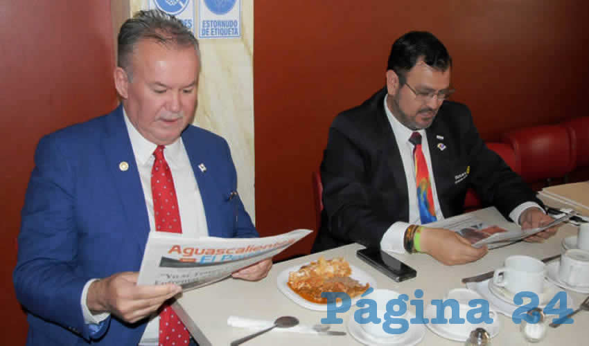 Grupo de personas desayunando.