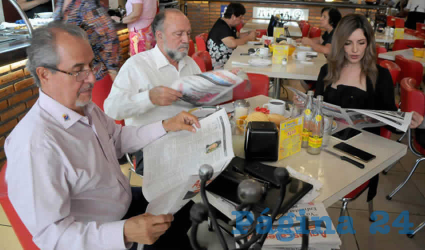 Grupo de personas desayunando.