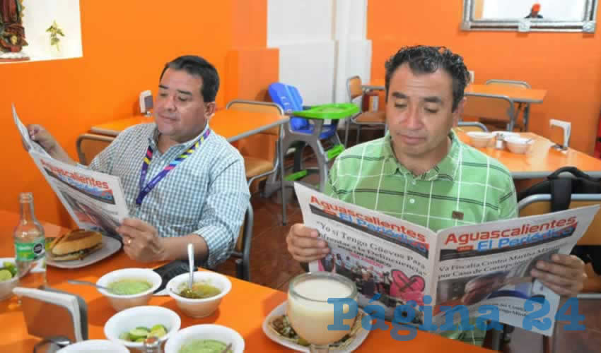 Grupo de personas desayunando.