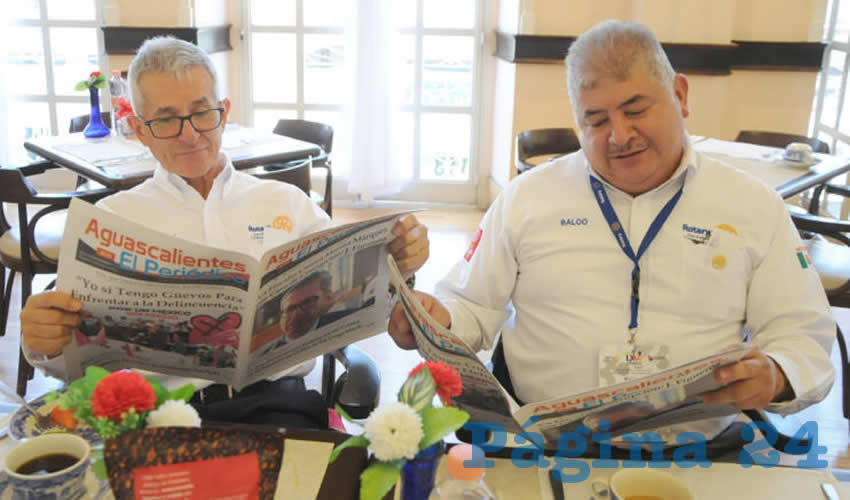 Grupo de personas desayunando.