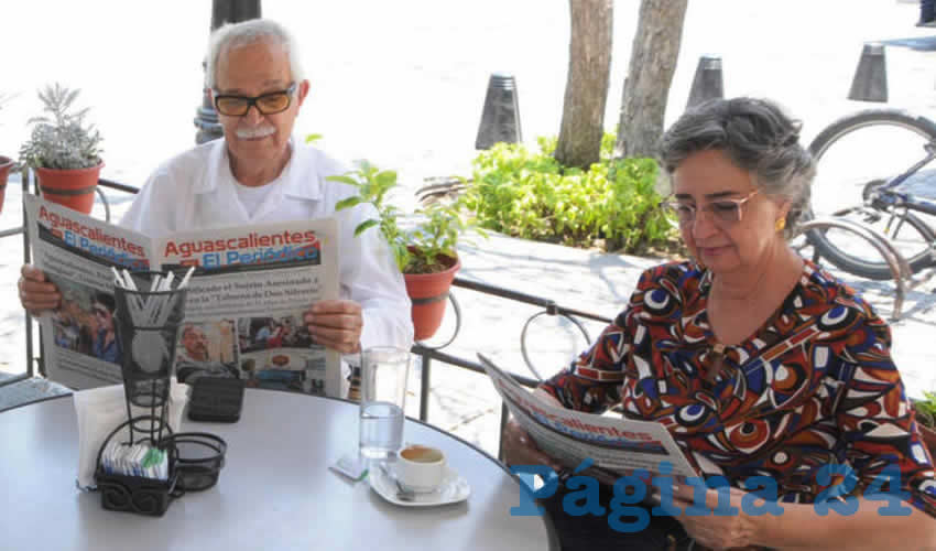 Grupo de personas desayunando.