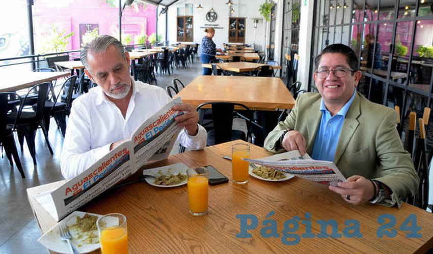 Grupo de personas desayunando.