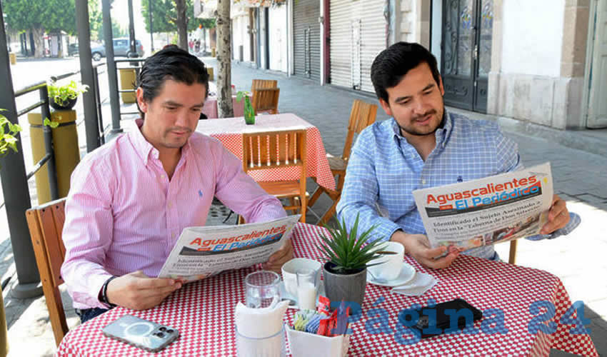 Grupo de personas desayunando.