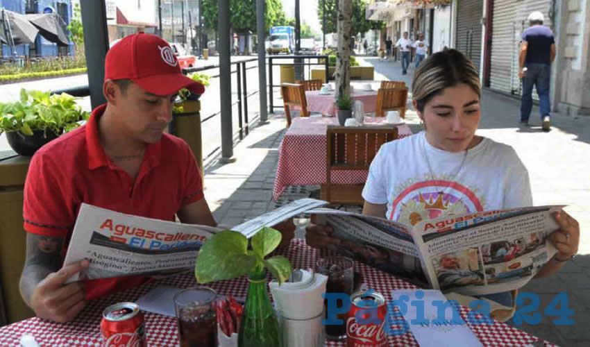 Grupo de personas desayunando.