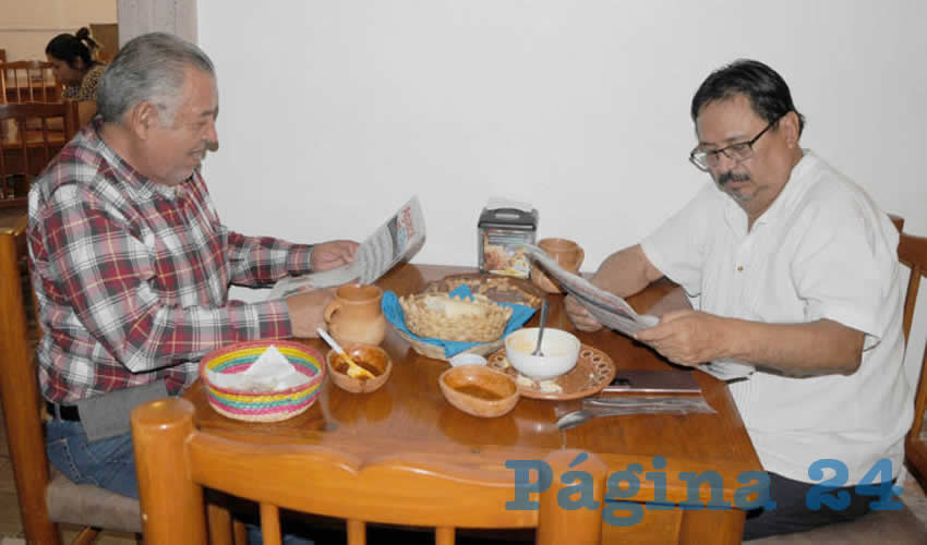 Grupo de personas desayunando.