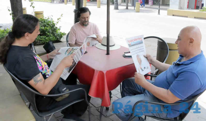 Grupo de personas desayunando.