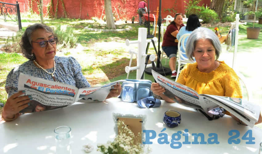 Grupo de personas desayunando.