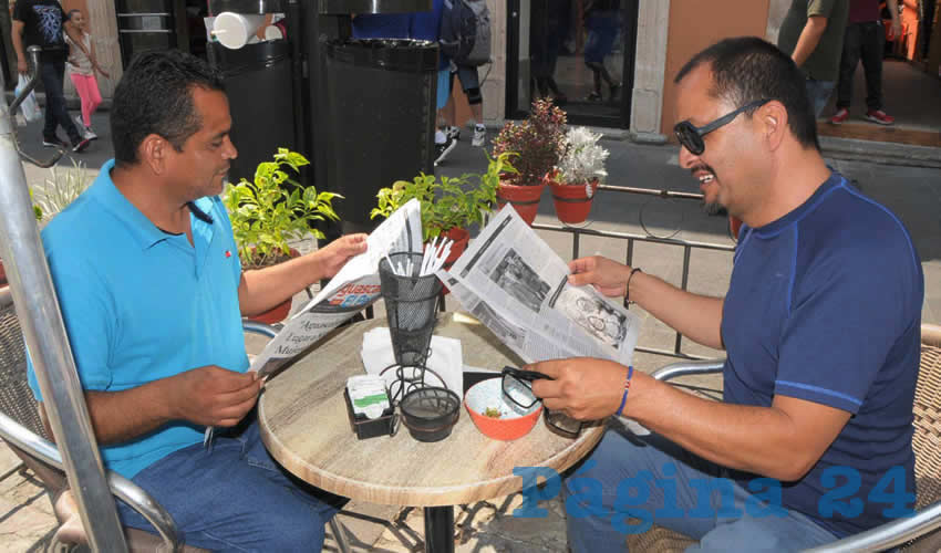 Grupo de personas desayunando.