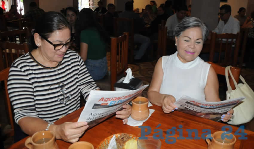 Grupo de personas desayunando.