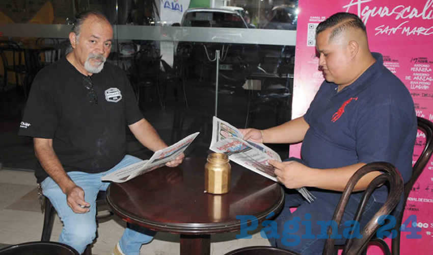 Grupo de personas desayunando.