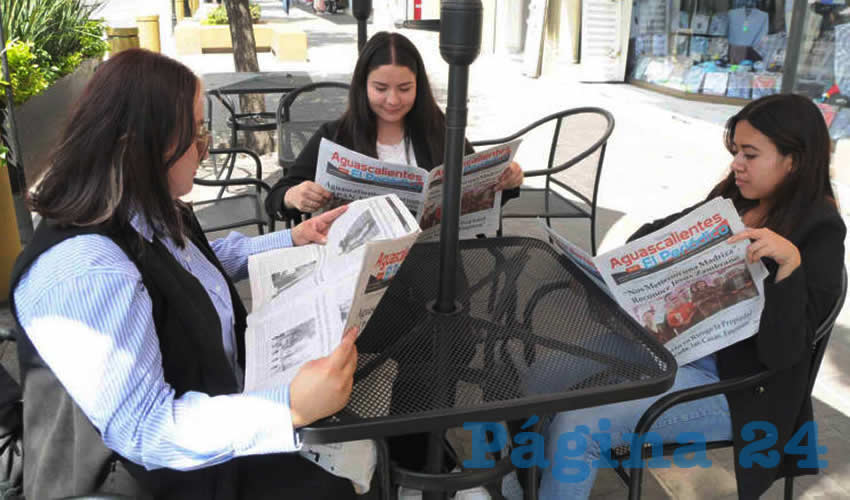 Grupo de personas desayunando.