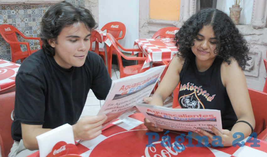 Grupo de personas desayunando.