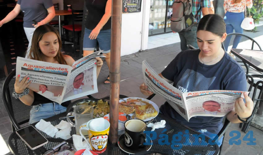 Grupo de personas desayunando.