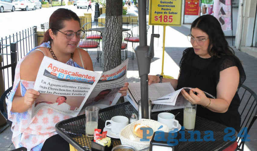 Grupo de personas desayunando.