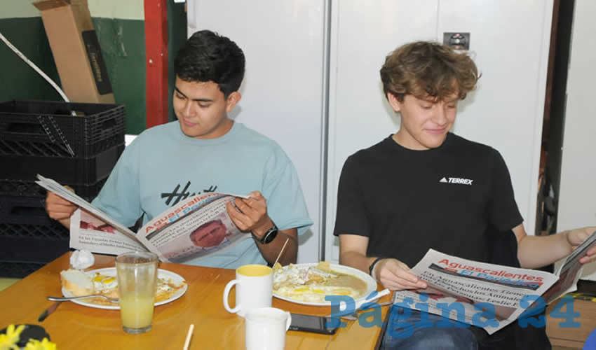 Grupo de personas desayunando.