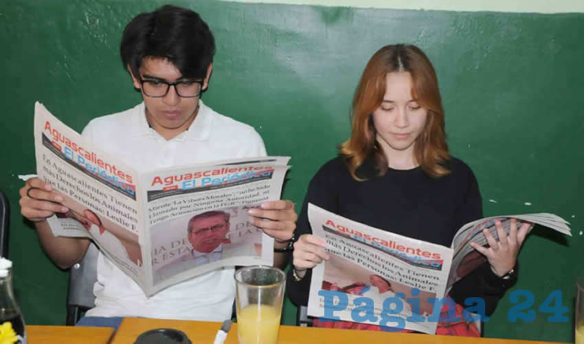 Grupo de personas desayunando.