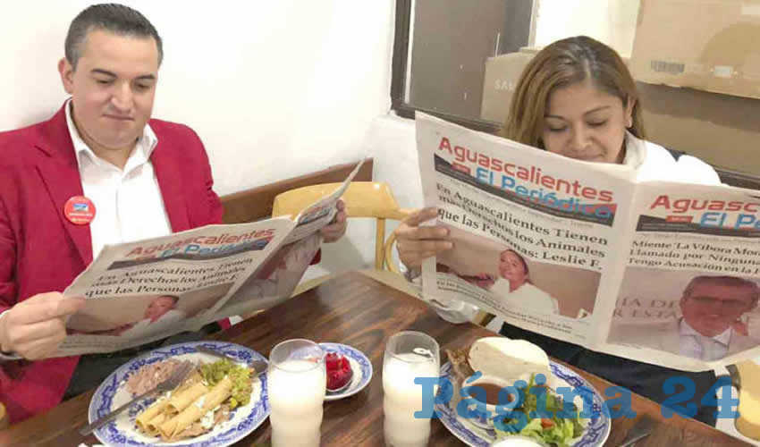 Grupo de personas desayunando.