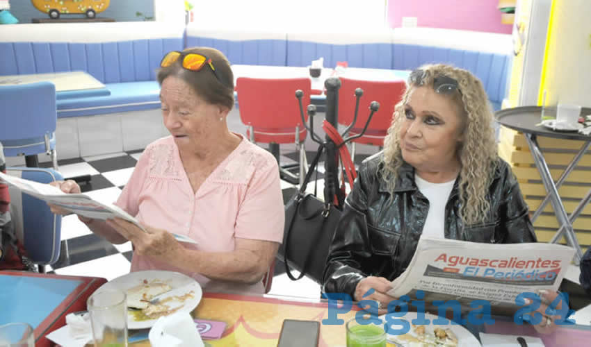 Grupo de personas desayunando.