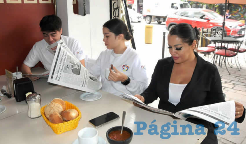 Grupo de personas desayunando.