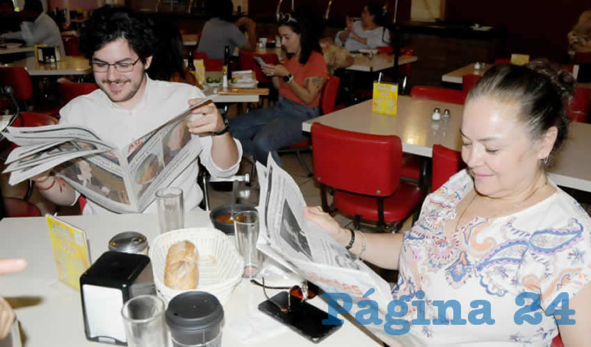 Grupo de personas desayunando.