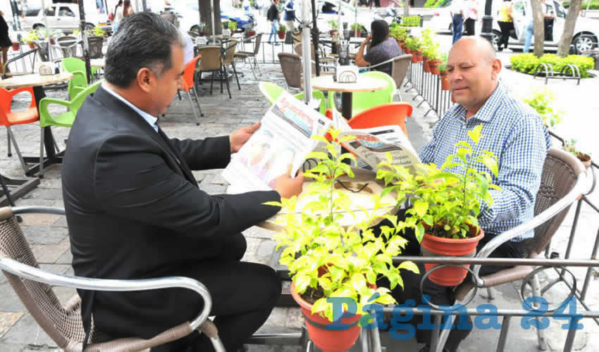 Grupo de personas desayunando.