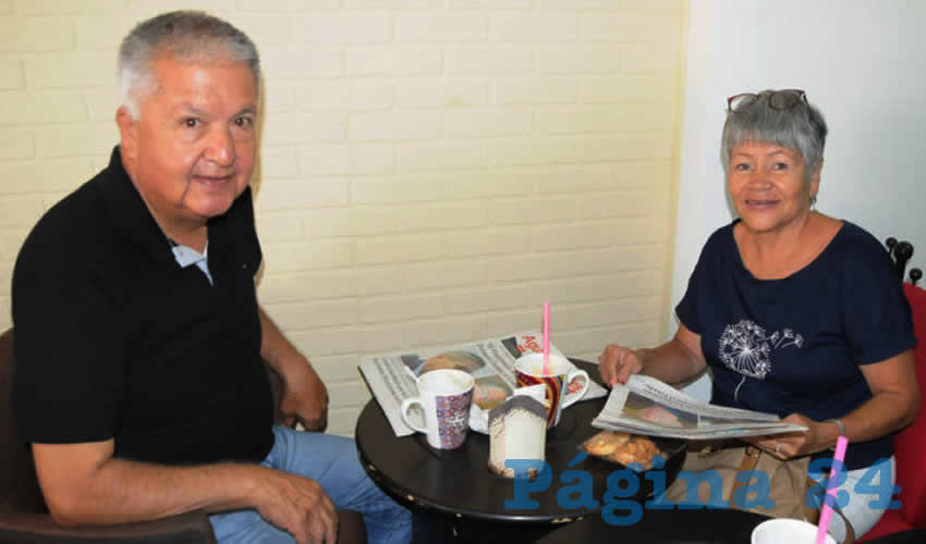 Grupo de personas desayunando.