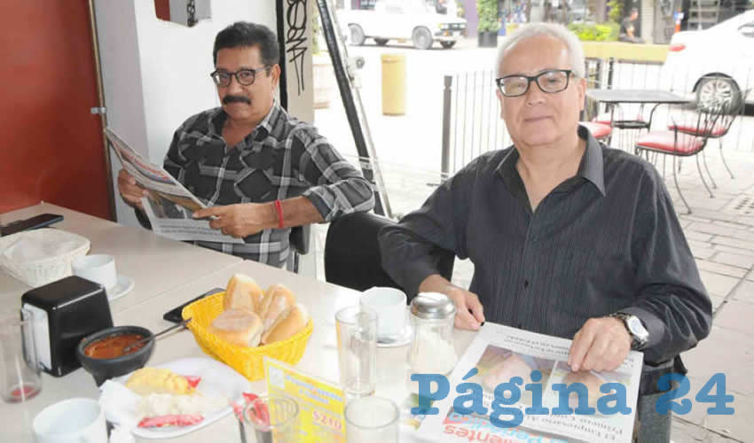 Grupo de personas desayunando.