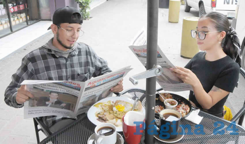 Grupo de personas desayunando.