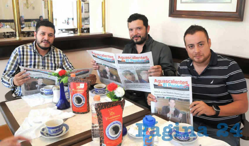 Grupo de personas desayunando.