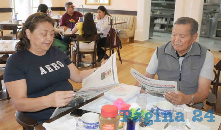 Grupo de personas desayunando.