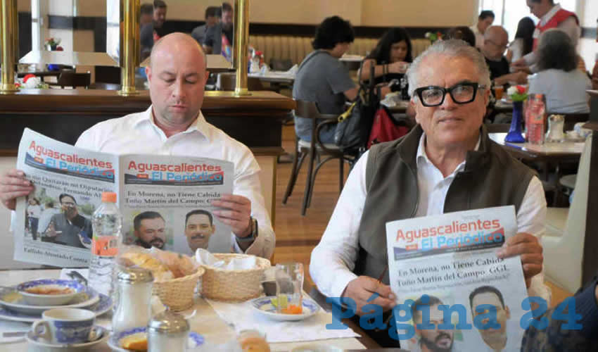 Grupo de personas desayunando.