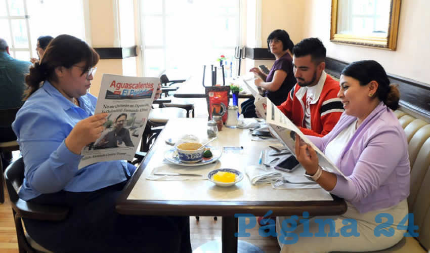 Grupo de personas desayunando.