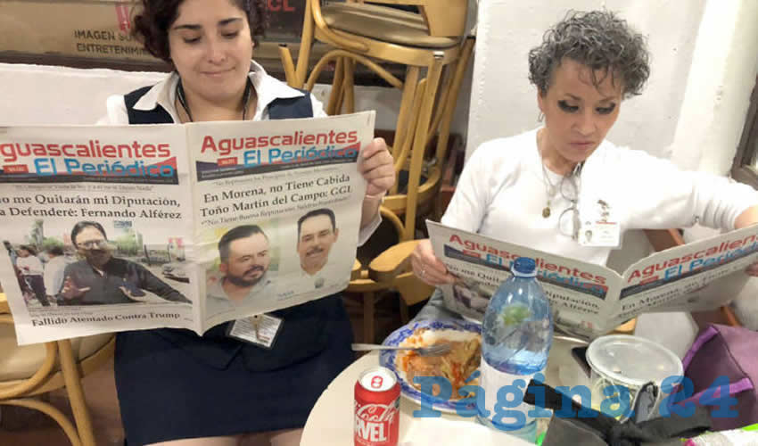 Grupo de personas desayunando.