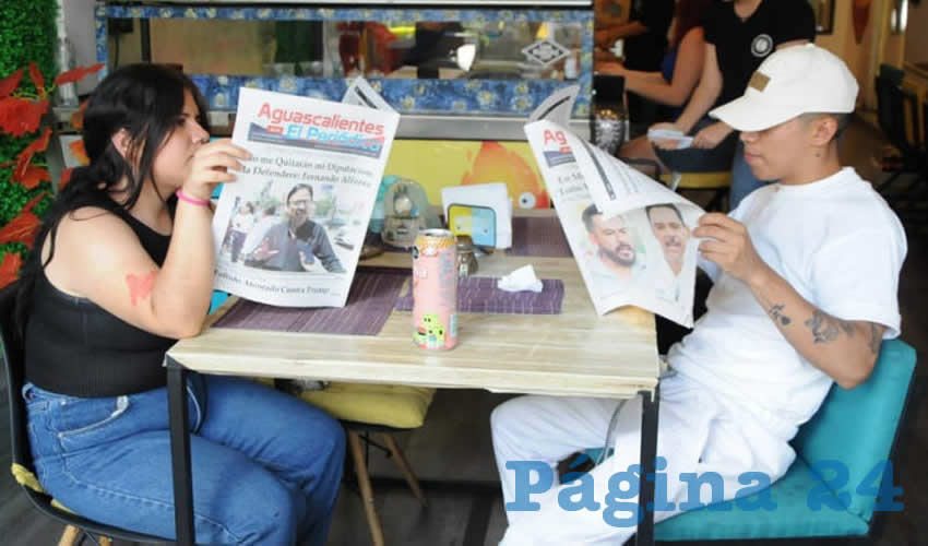 Grupo de personas desayunando.