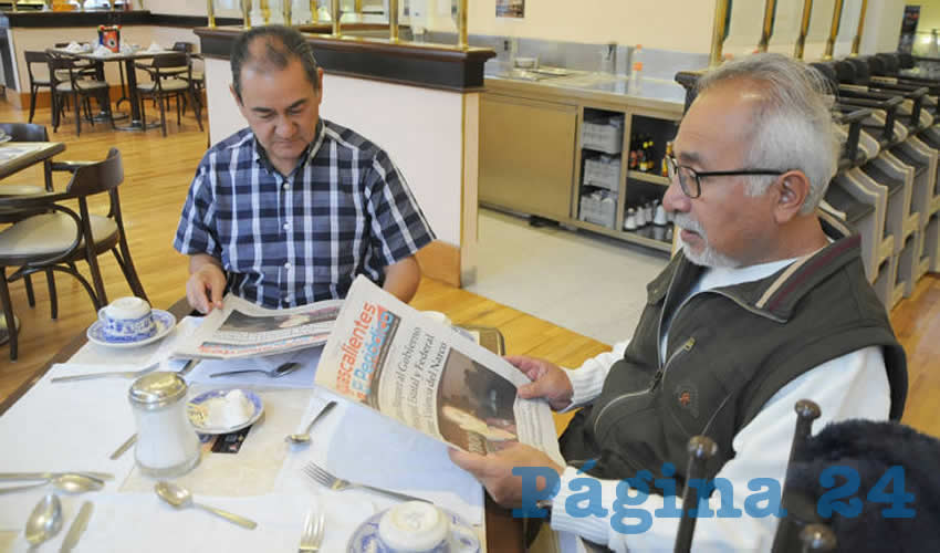 Grupo de personas desayunando.