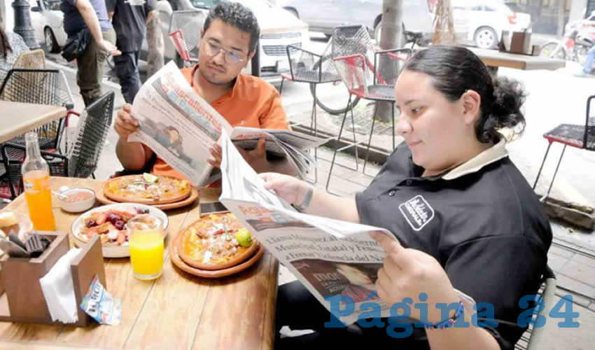 Grupo de personas desayunando.