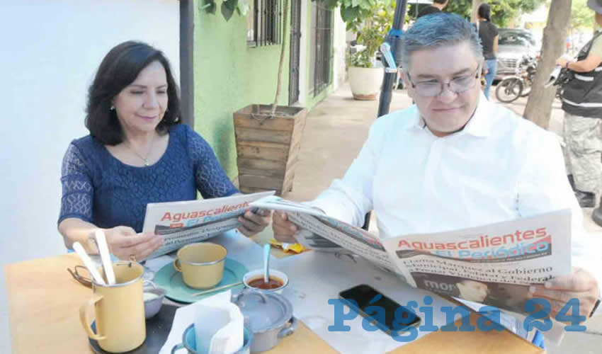 Grupo de personas desayunando.