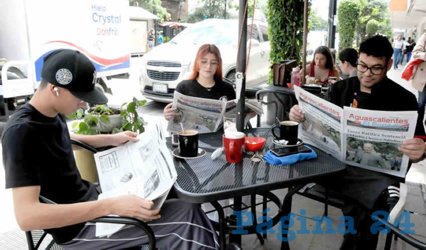 Grupo de personas desayunando.