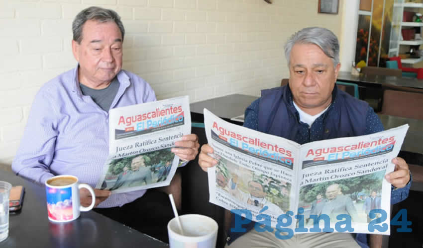 Grupo de personas desayunando.