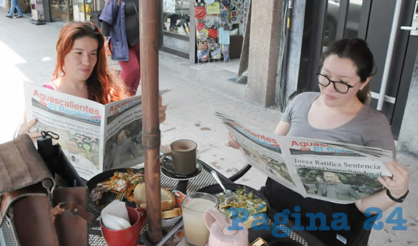 Grupo de personas desayunando.