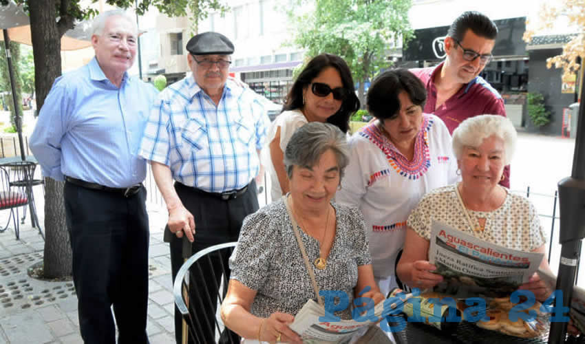 Grupo de personas desayunando.