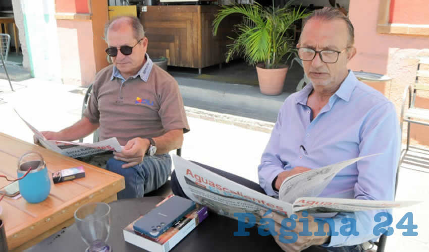 Grupo de personas desayunando.