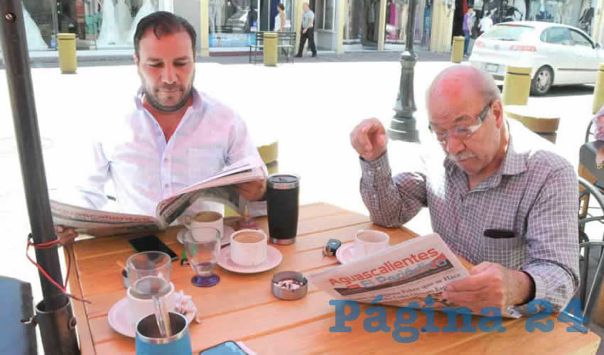 Grupo de personas desayunando.