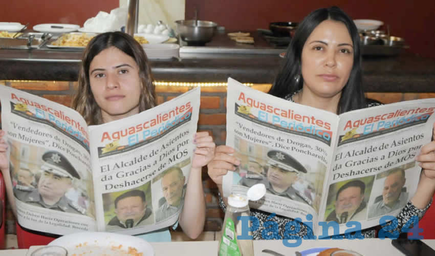 Grupo de personas desayunando.