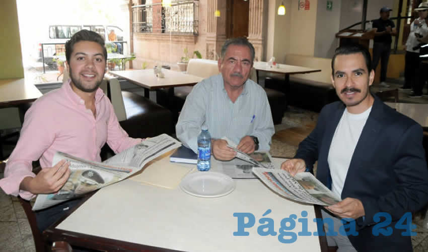 Grupo de personas desayunando.