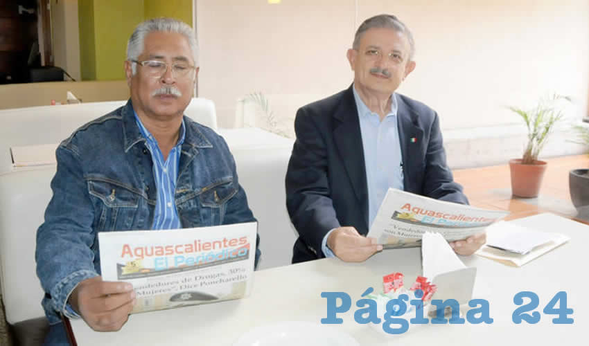 Grupo de personas desayunando.
