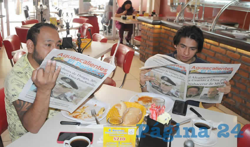 Grupo de personas desayunando.